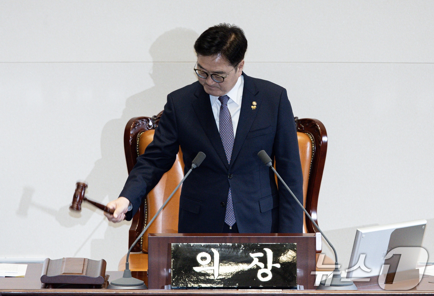 우원식 국회의장이 27일 오후 서울 여의도 국회에서 열린 제422회 국회(임시회) 제7차 본회의에서 의사봉을 두드리고 있다. 2025.2.27/뉴스1 ⓒ News1 이재명 기자