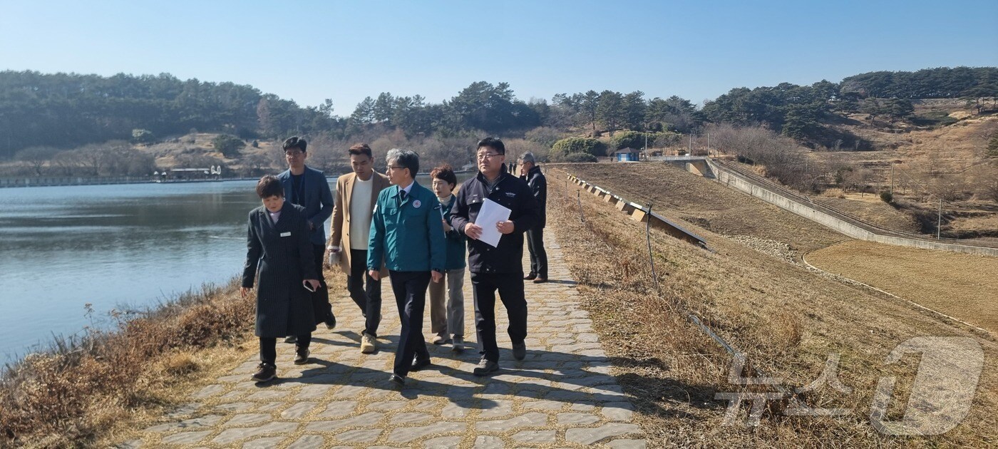 김영식 전북자치도 고창부군수(가운데)가 26~28일 3일간 군정 주요 현안사업장 및 주요시설 현장방문에 나섰다. 김 부군수가 노동저수지 일원 꽃정원 단지 조성사업 현장을 방문하고 있다.(고창군 제공. 재판매 및 DB금지)2025.2.27/뉴스1
