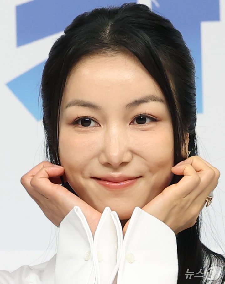 배우 김옥빈이 27일 서울 양천구 목동 SBS에서 열린 예능 ‘정글밥2 - 페루밥, 카리브밥’ 제작발표회에서 포즈를 취하고 있다. ‘정글밥2 - 페루밥’은 류수영, 최현석, 김옥빈, 최다니엘이 정글 현지에서만 구할 수 있는 식재료로 현지인과 교류하며 요리해 먹는 이야기를 담은 프로그램이다. 2025.2.27/뉴스1 ⓒ News1 권현진 기자