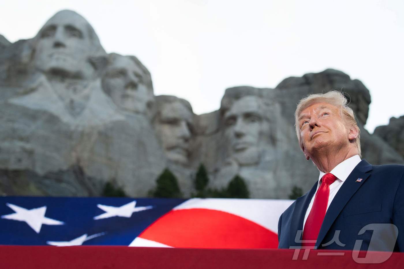 2020년 7월 3일 미국 독립기념일에 도널드 트럼프 대통령이 사우스다코타주 키스톤에 있는 러시모어산 앞에서 포즈를 취하고 있다. 2020.7.3 ⓒ AFP=뉴스1