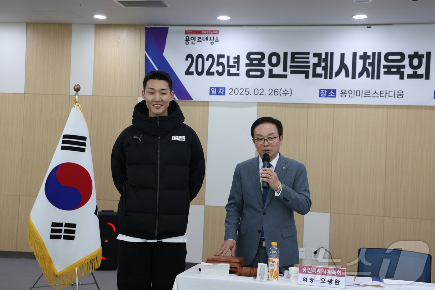 오광환 회장(오른쪽)과 우상혁 선수가 인사말을 하고 있다.(용인시체육회 제공)