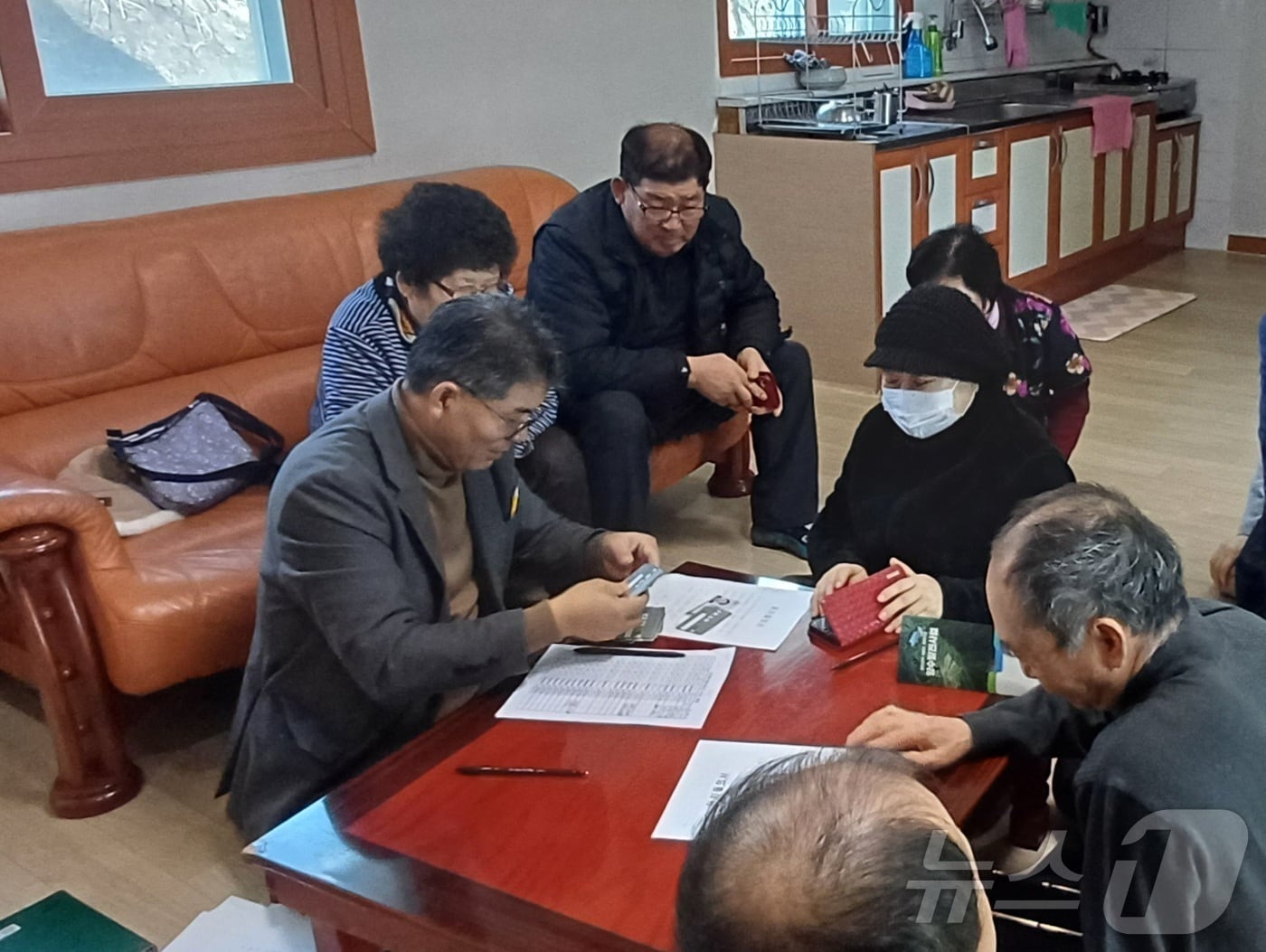 전북자치도 진안군이 군민들에게 민생안정지원금을 지급하고 있다.(진안군제공. 재판매 및 DB제공)2025.2.27/뉴스1
