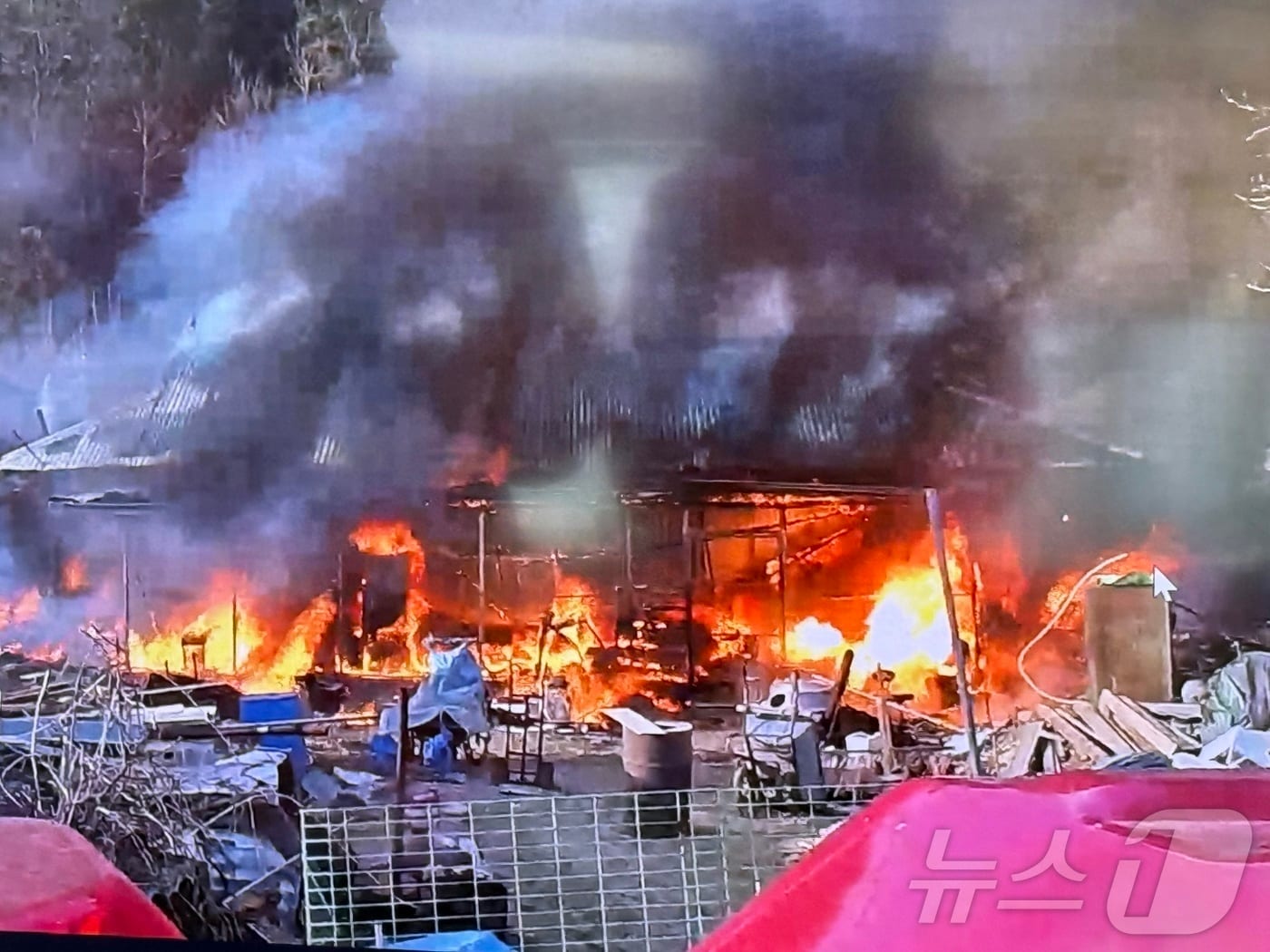 27일 오후 4시13분쯤 충북 괴산군 장연면의 한 주택에서 발생한 화재의 기세가 거세다.(괴산소방서 제공, 재판매 및 DB금지)/뉴스1