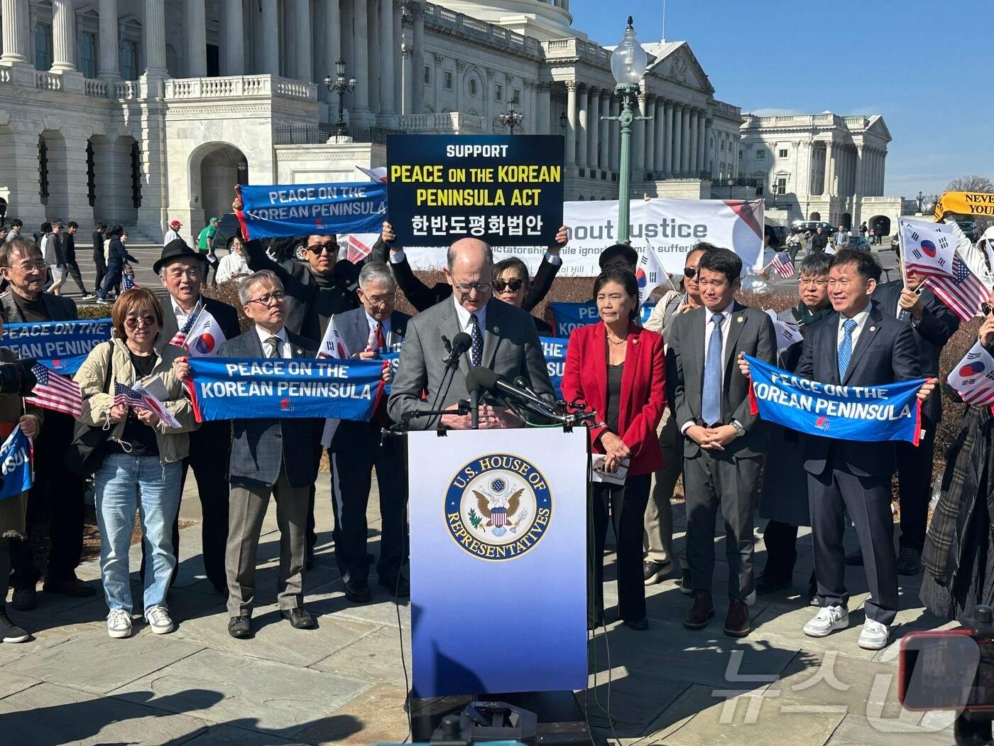 한반도평화법안을 재발의하는 브래드 셔먼 하원의원이 지난 26일&#40;현지시간&#41; 연방 의사당 앞에서 기자회견을 하고 있다. &#40;KAPAC 사진제공&#41;ⓒ News1 류정민 특파원