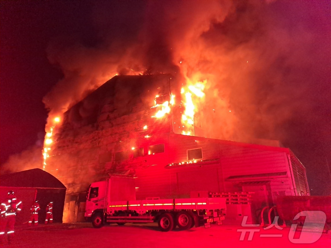 28일 오전 4시 59분께 발생한 전북 부안군 동진면 한 정미소 화재(전북자치도소방본부 제공. 재판매 및 DB금지) 2025.2.28/뉴스1