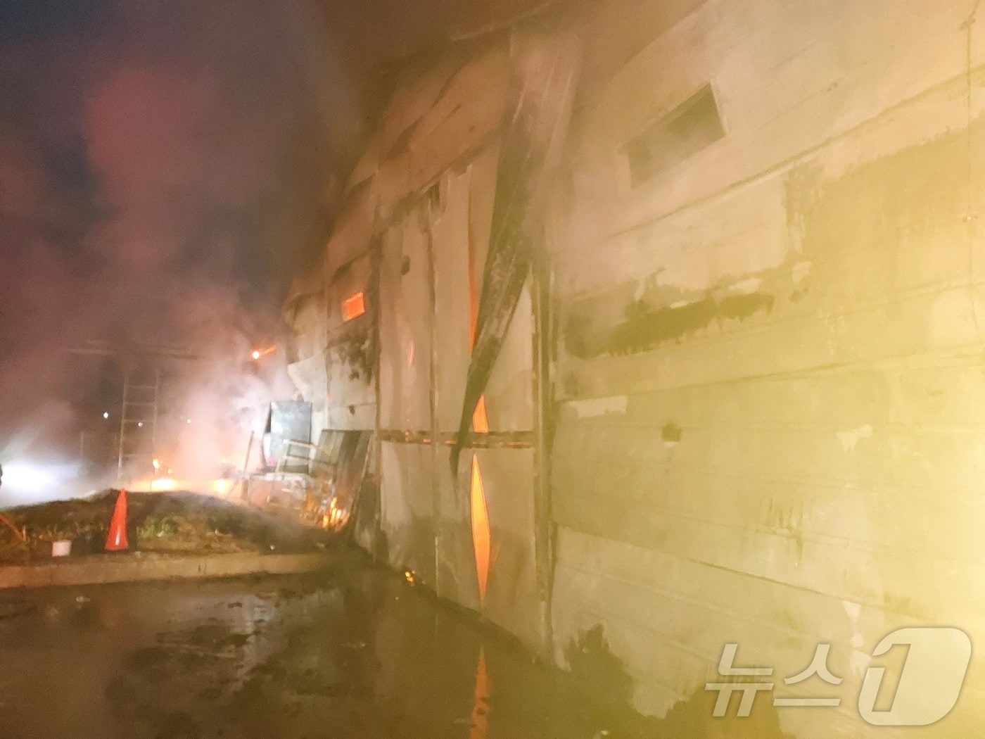 28일 오전 6시 12분께 전북 부안군 줄포면 한 양계장에서 발생한 화재&#40;전북자치도소방본부 제공. 재판매 및 DB금지&#41; 2025.2.28/뉴스1