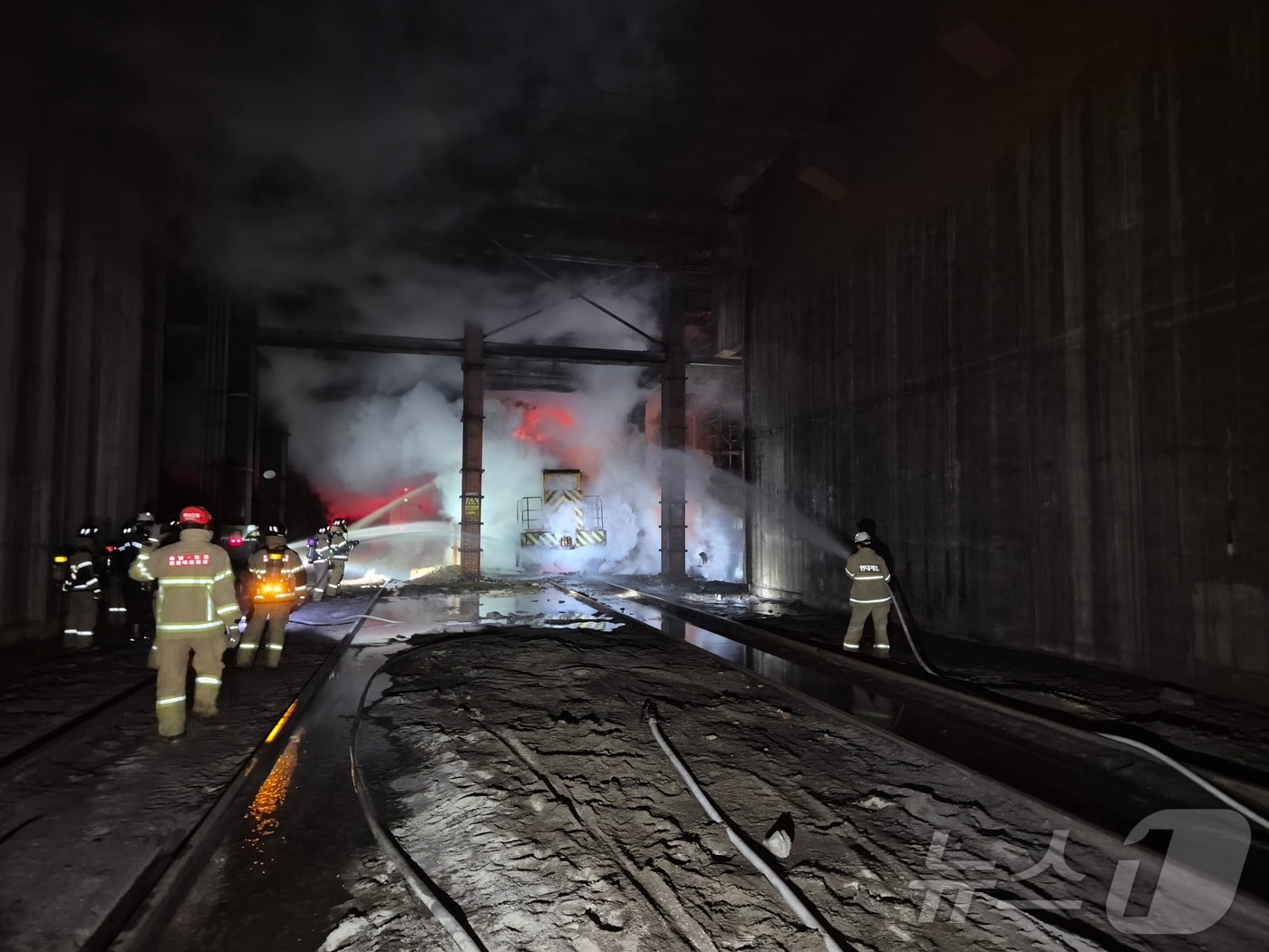 28일 오전 2시 26분께 충남 당진 송악읍 현대제철 제1고로 인근에서 운반 열차에 실려 있던 쇳물 300톤이 누출되며 화재가 발생해 소방대원들이 진화하고 있다. (당진소방서 제공. 재판매 및 DB금지) /뉴스1