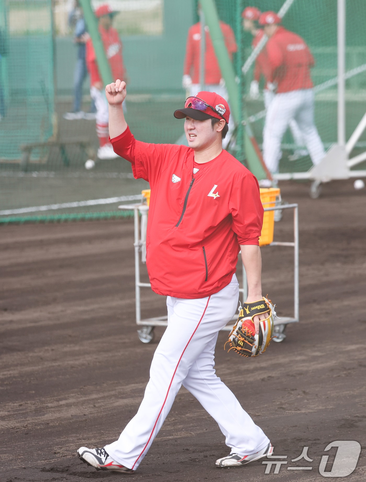 SSG 최정이 28일 일본 오키나와 구시카와 야구장에서 열린 KT 위즈와 SSG 랜더스 연습경기에 앞서 캐치볼을 하고 있다. 2025.2.28/뉴스1 ⓒ News1 허경 기자