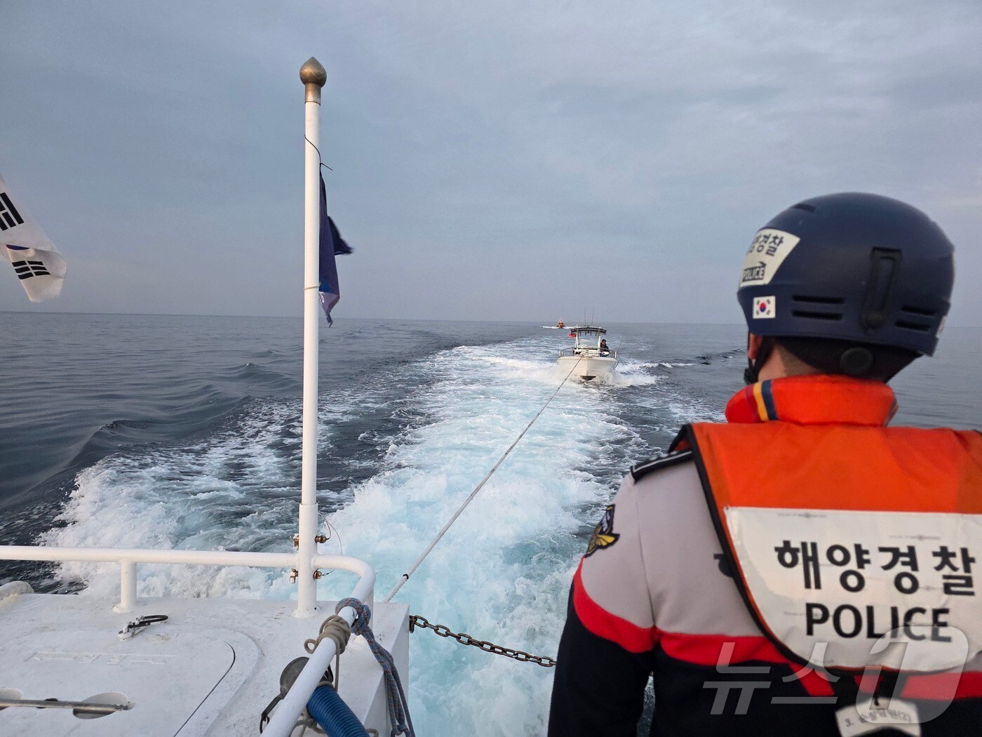 지난 27일 속초 해상서 기관고장으로 표류한 모터보트를 예인하는 속초해경.(속초해경 제공, 재판매 및 DB 금지) 2025.2.28/뉴스1