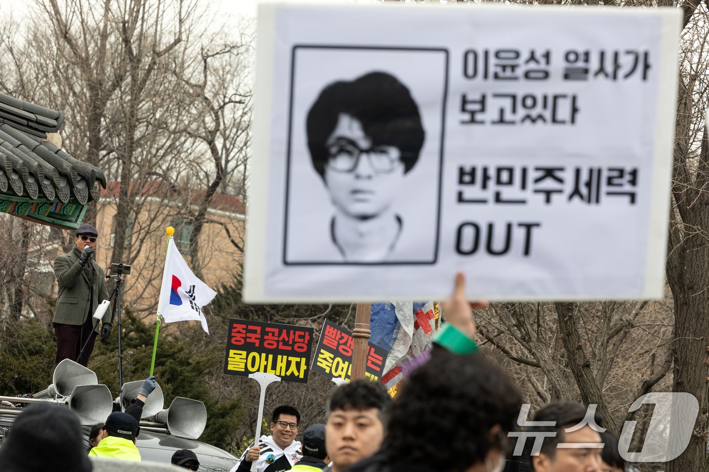 28일 서울 종로구 성균관대학교 앞에서 윤석열 대통령 찬·반 집회가 동시에 열리고 있다. 2025.2.28/뉴스1 ⓒ News1 이승배 기자