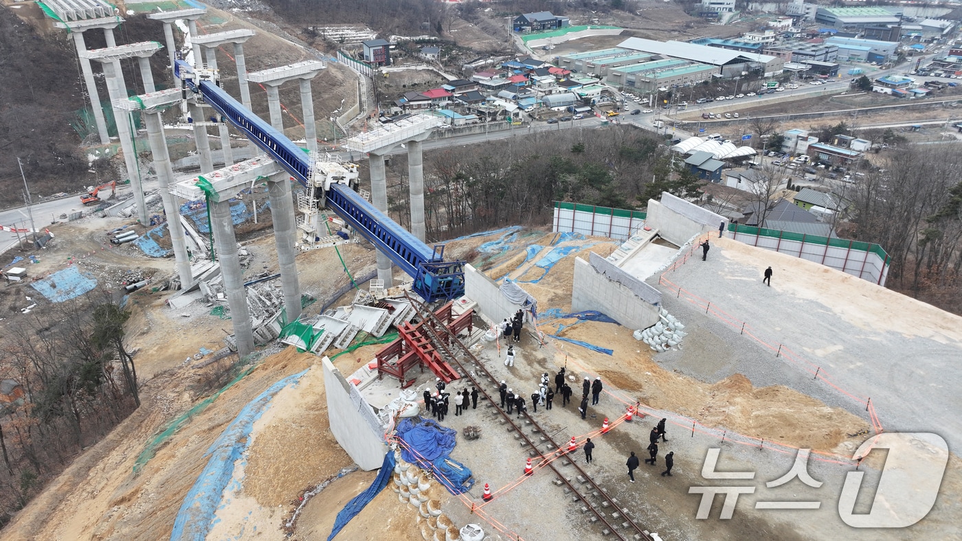 28일 경기 안성시 서운면 산평리 서울-세종고속도로 9공구 교량 상판 붕괴 사고현장에서 유관기관 관계자들이 합동감식을 하고 있다. &#40;공동취재&#41; 2025.2.28/뉴스1 ⓒ News1 김영운 기자