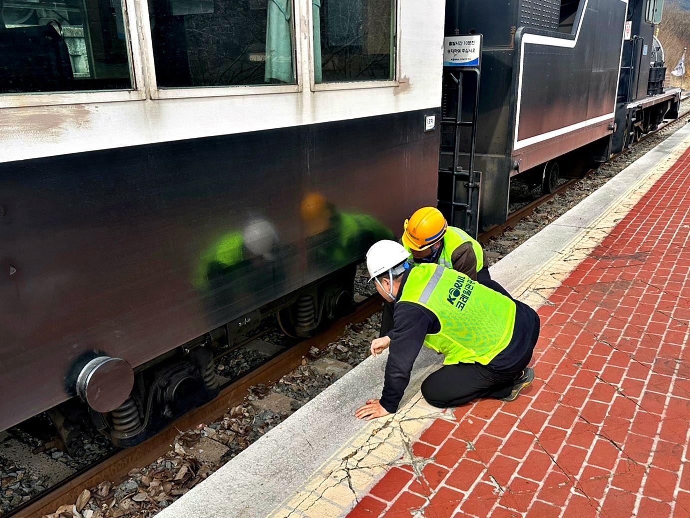 코레일관광개발 해빙기 안전점검 모습.(코레일관광개발 제공)