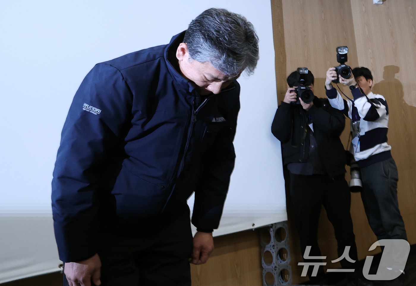 주우정 현대엔지니어링 대표이사가 28일 서울 종로구 본사에서 서울세종 고속도로 사고와 관련해 고개숙여 사과하고 있다. 2025.2.28/뉴스1 ⓒ News1 권현진 기자