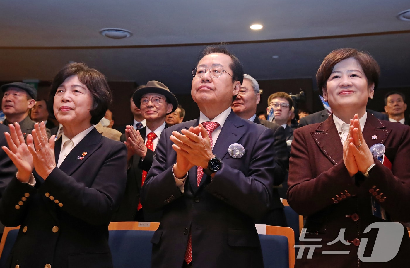 홍준표 대구시장(가운데)이 28일 오전 대구문화예술회관 팔공홀에서 열린 제65주년 2·28민주운동 기념식에 참석해 2·28찬가를 제창하고 있다. 2025.2.28/뉴스1 ⓒ News1 공정식 기자