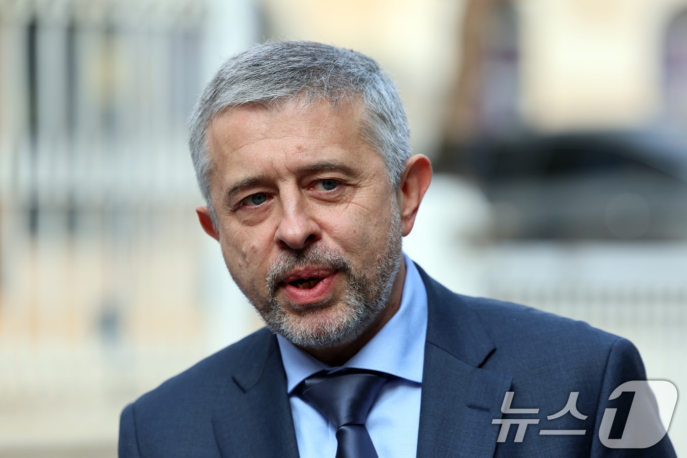 게오르기 지노비예프 주한 러시아 대사가 28일 오후 서울 중구 러시아대사관에서 열린 봄 맞이 '마슬레니차' 기념행사 참석 전 취재진과 인터뷰를 하고 있다. '마슬레니차'는 정교회 사순절 일주일 전에 시작해 3월 초까지 일주일간 열리는 러시아의 봄맞이 축제다. 2025.2.28/뉴스1 ⓒ News1 황기선 기자