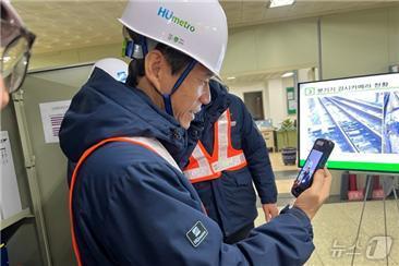 이병진 부산교통공사 사장이 LTE-R 스마트 단말기를 이용해 실시간 통신 시스템의 안정성을 확인하고 있다. (부산교통공사 제공. 재판매 및 DB 금지)