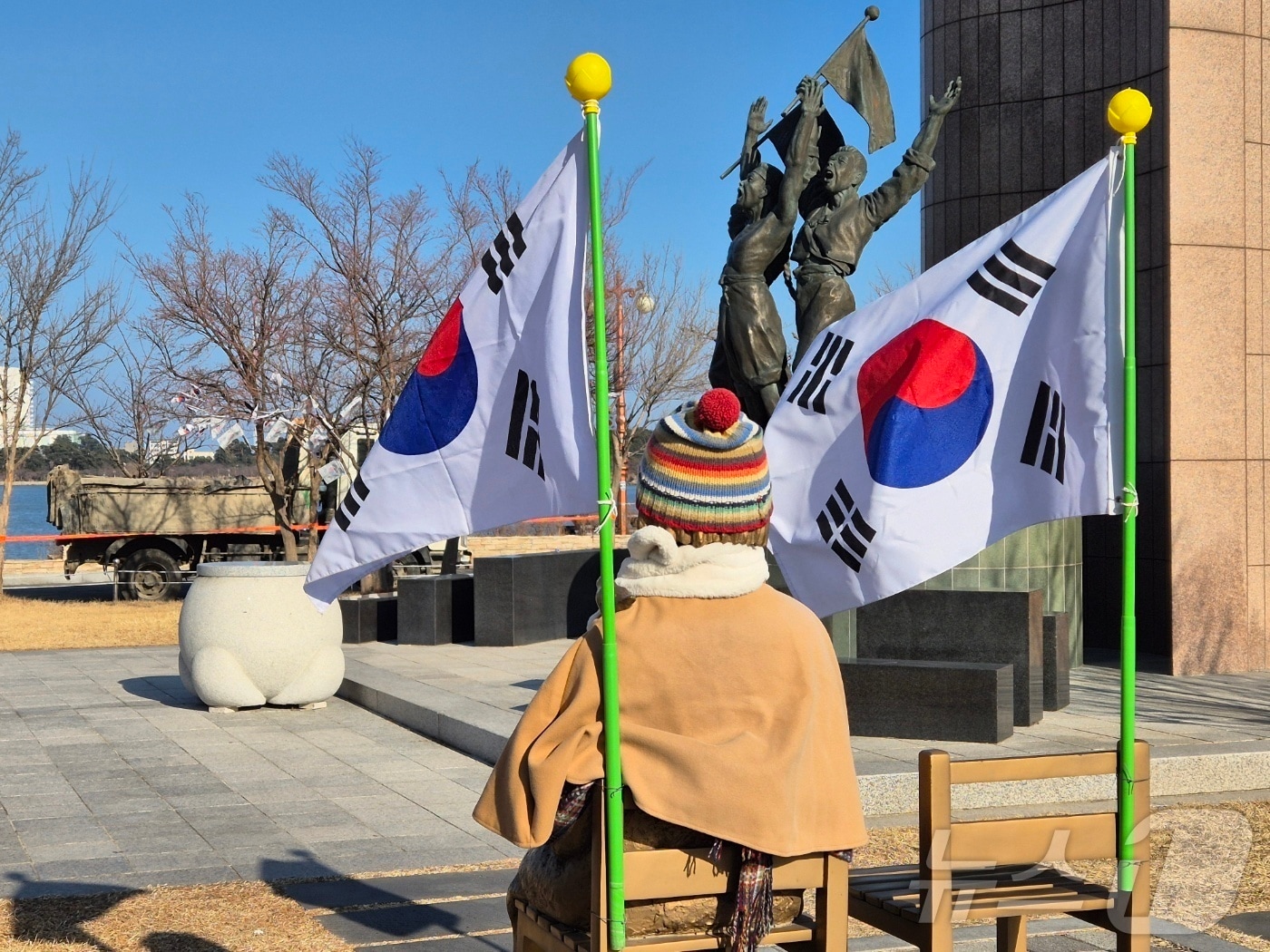 106주년 3.1절을 하루 앞둔 28일 강원 강릉시 저동 강릉 3.1독립만세운동 기념탑에 세워진 평화의 소녀상이 순국선열을 향하고 있다. 2025.2.28/뉴스1 ⓒ News1 윤왕근 기자