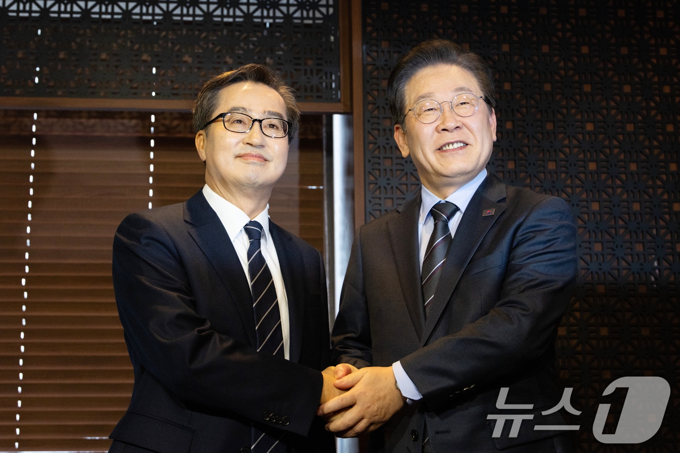 김동연 지사 취임 후 경기도에서 이재명 전 지사(현 더불어민주당 대표)의 핵심정책인 ‘기본소득’이 변화되거나 사라지고 있다. 사진은 이 대표와 김 지사가 2월 28일 서울 여의도의 한 식당에서 회동을 하고 있는 모습.(공동취재)2025.2.28/뉴스1 ⓒ News1 이광호 기자