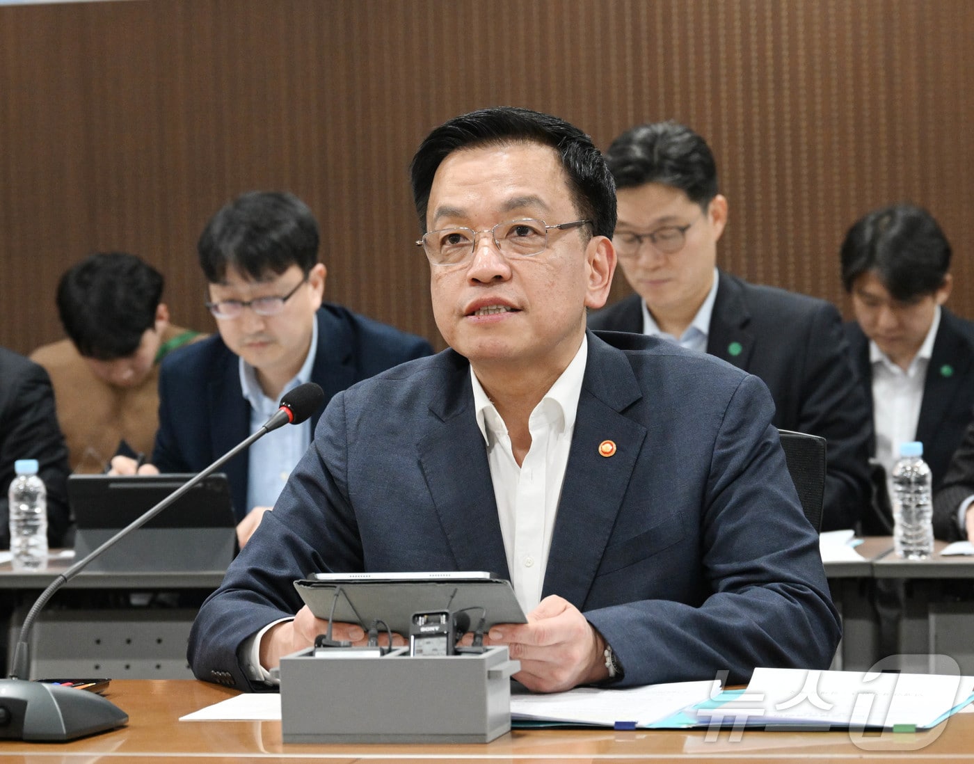 최상목 대통령 권한대행 부총리 겸 기획재정부 장관이 &#39;민생경제점검회의&#39;를 주재하고 있다. &#40;기획재정부 제공. 재판매 및 DB 금지&#41; 2025.2.28/뉴스1