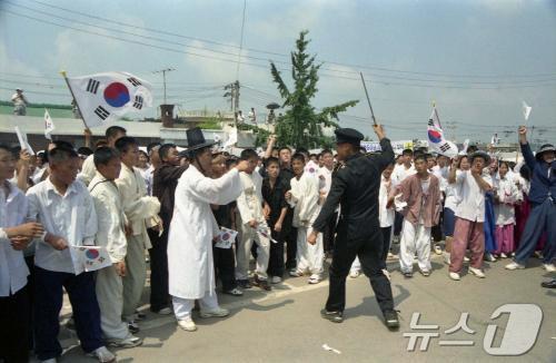 김포 양곡시장에서 오라니장터 만세운동 거리재연을 하는 모습(인터넷 갈무리) / 뉴스1