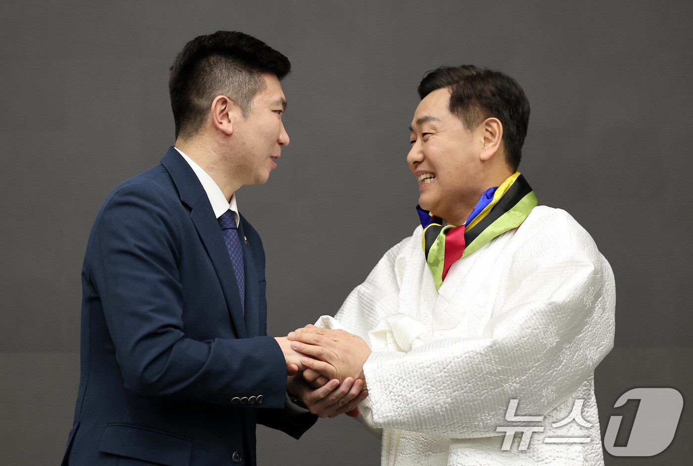 김관영 전라북도도지사가 28일 서울 송파구 올림픽파크텔에서 열린 대한체육회 대의원총회에서 2036년 하계올림픽대회 유치 후보 도시에 전라북도가 선정된 후 유승민 대한체육회장과 악수하고 있다. 전북은 28일 서울 송파구 올림픽파크텔에서 열린 대한체육회 2025년도 정기대의원총회에서 진행된 2036 올림픽 유치 국내 후보지 선정 투표에서 총 61표 중 49표를 얻어 서울(11표)을 꺾었다. 무효 표가 1표였다. 2025.2.28/뉴스1 ⓒ News1 김성진 기자