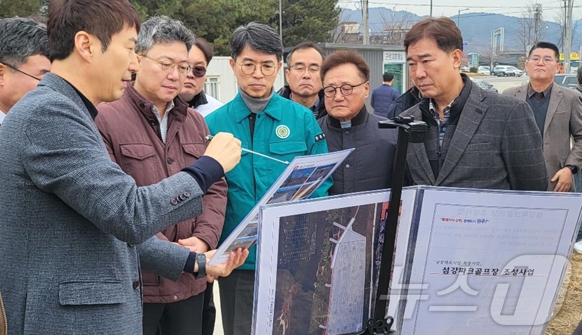 김완섭 환경부 장관이 28일 강원 원주시 문막읍 취병리 섬강 둔치 주변을 찾은 가운데, 박정하 국민의힘 국회의원(원주 갑), 전재섭 원주시 부시장, 조현수 원주지방환경청장, 정동기 원주시체육회장, 이문희 원주시파크골프협회장 등과 함께 원주시의 섬강파크골프장 조성 사업을 살피고 있다. (재판매 및 DB금지) 2025.2.28/뉴스1 신관호 기자