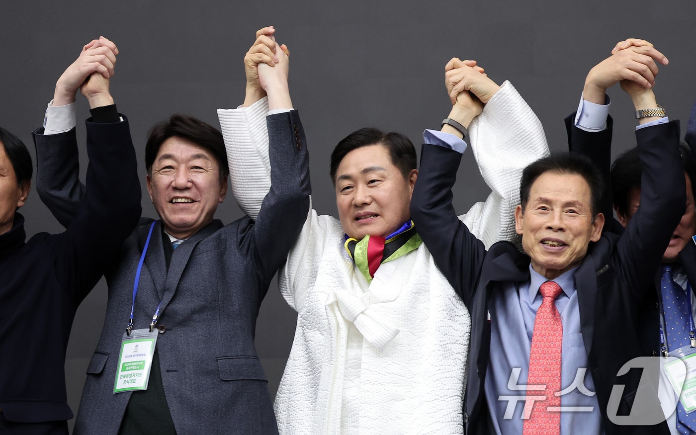 김관영 전라북도도지사가 28일 서울 송파구 올림픽파크텔에서 열린 대한체육회 대의원총회에서 2036년 하계올림픽대회 유치 후보 도시에 전라북도가 선정된 후 관계자들과 만세를 하고 있다. 전북은 28일 서울 송파구 올림픽파크텔에서 열린 대한체육회 2025년도 정기대의원총회에서 진행된 2036 올림픽 유치 국내 후보지 선정 투표에서 총 61표 중 49표를 얻어 서울(11표)을 꺾었다. 무효 표가 1표였다. 2025.2.28/뉴스1 ⓒ News1 김성진 기자