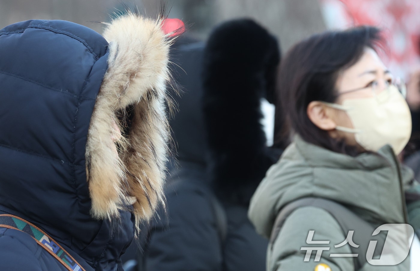 서울 광화문네거리에서 시민들이 두터운 외투를 입고 출근하고 있다. 2025.2.3/뉴스1 ⓒ News1 김명섭 기자