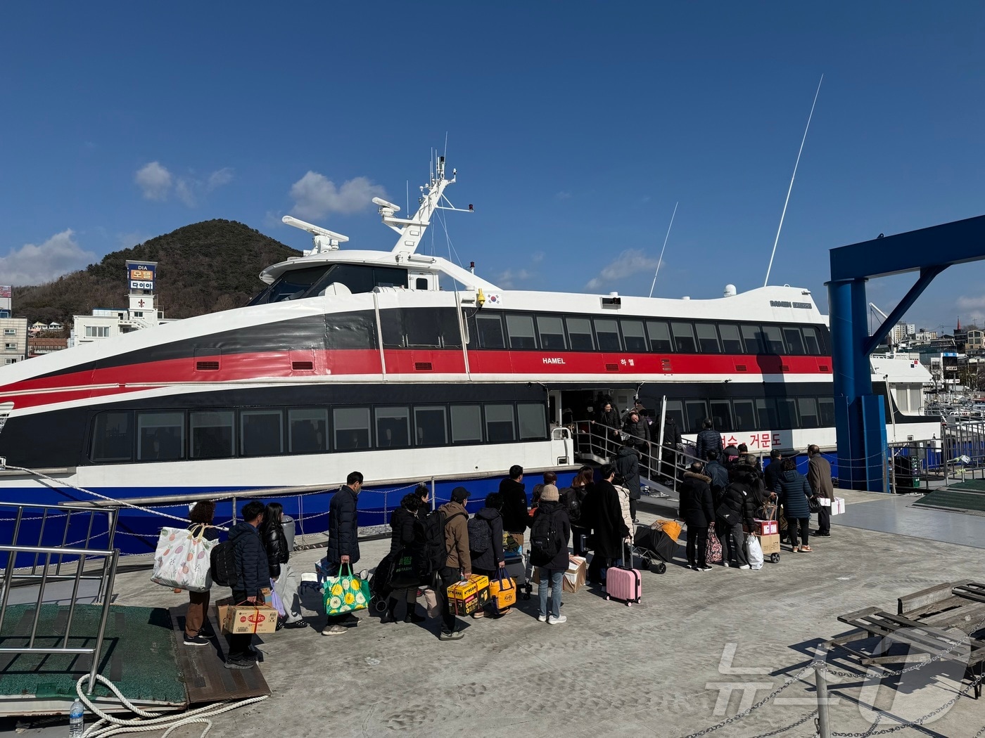 거문도 여객선 승선.&#40;한국해양교통안전공단 여수운항관리센터 제공&#41;2025.2.3/뉴스1 ⓒ News1