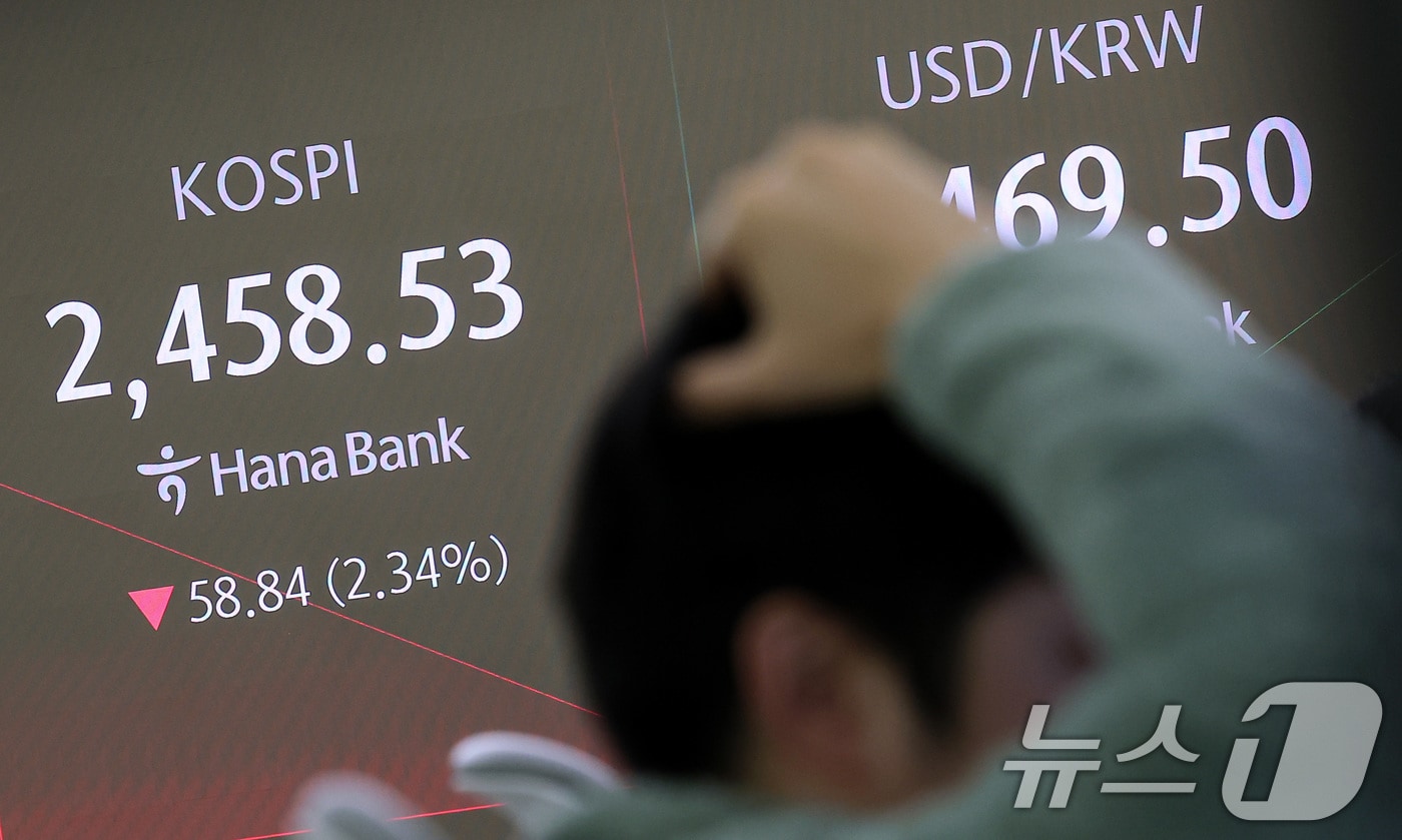 지난 3일 오전 서울 중구 하나은행 본점 딜링룸 전광판에 증시 시황이 표시되고 있다. /뉴스1 ⓒ News1 김성진 기자