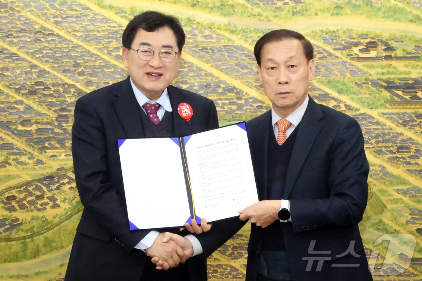 주낙영 경북 경주시장과 이경섭 계명대학교 경주동산병원장이 혈액공급소 운영 지원 사업 협약식에서 손을 잡고 있다. (경주시제공) 2025.2.3/뉴스1 