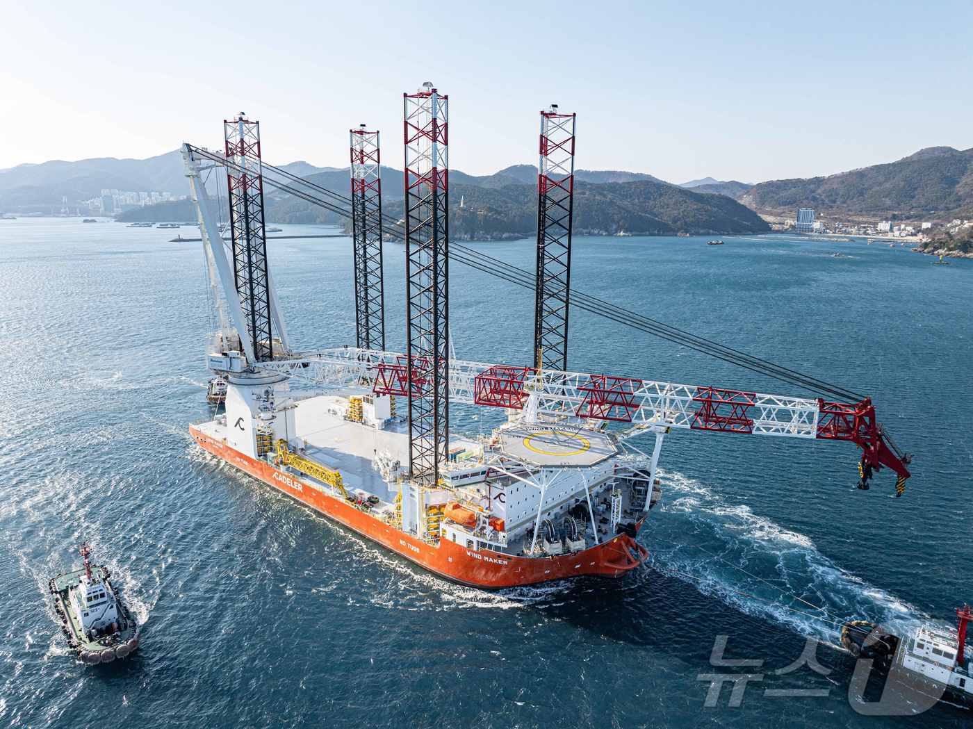 한화오션이 건조한 대형 해상풍력발전기 설치선(WTIV) 시운전 모습(한화오션 제공) ⓒ News1 최동현 기자