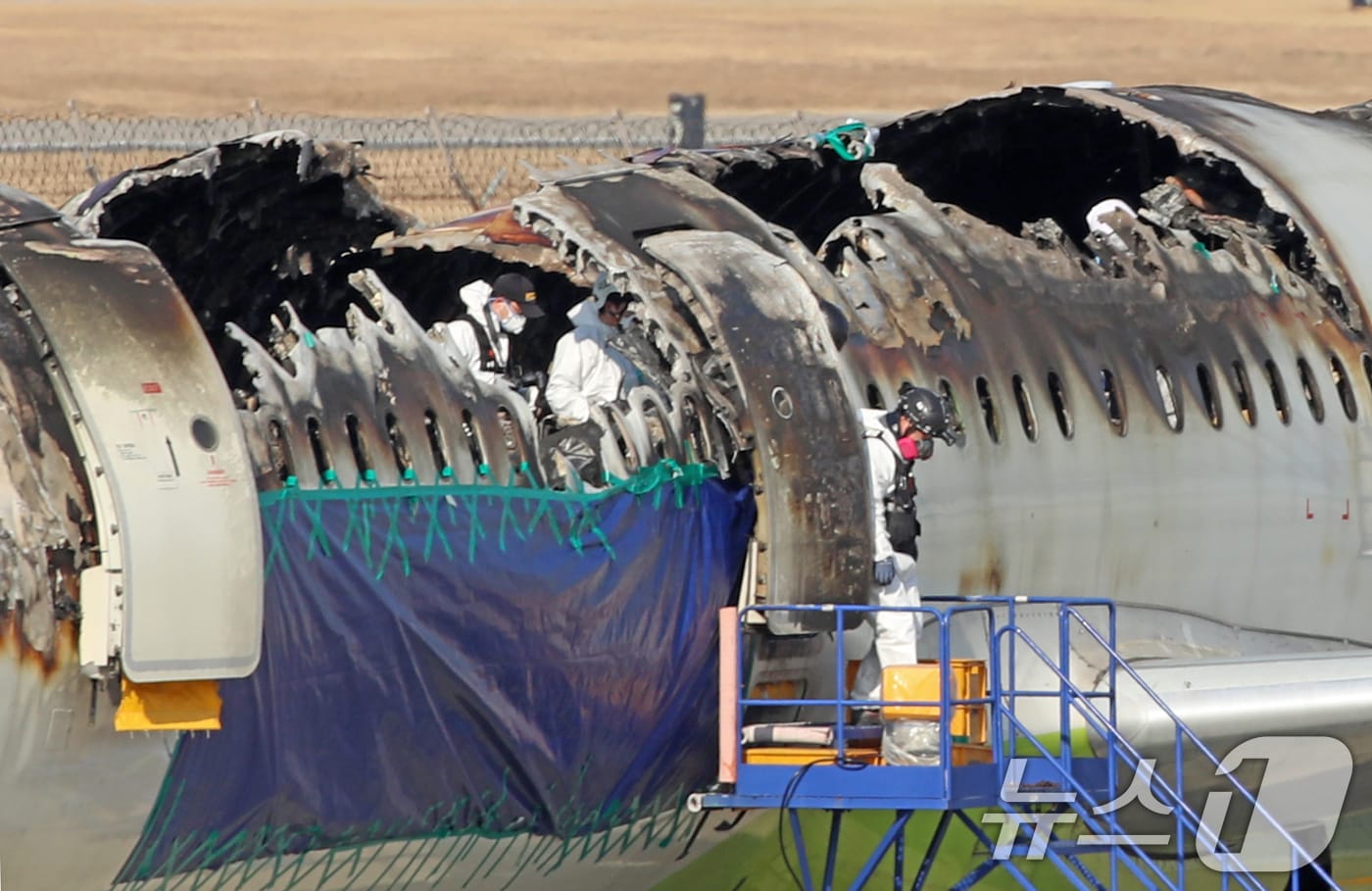 3일 오전 부산 강서구 김해국제공항 에어부산 항공기 화재 현장에서 국토부 항공철도사고조사위원회, 프랑스 항공사고조사위원회&#40;BEA&#41;, 국립과학수사연구원, 경찰 과학수사대, 소방 관계자들이 합동 감식을 하고 있다. 2025.2.3/뉴스1 ⓒ News1 윤일지 기자