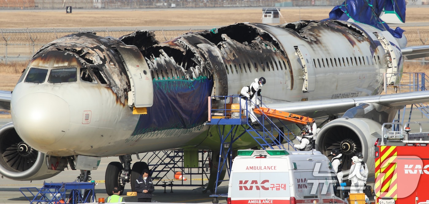 3일 오전 부산 강서구 김해국제공항 에어부산 항공기 화재 현장에서 국토부 항공철도사고조사위원회, 프랑스 항공사고조사위원회(BEA), 국립과학수사연구원, 경찰 과학수사대, 소방 관계자들이 합동 감식을 하고 있다. 2025.2.3/뉴스1 ⓒ News1 윤일지 기자