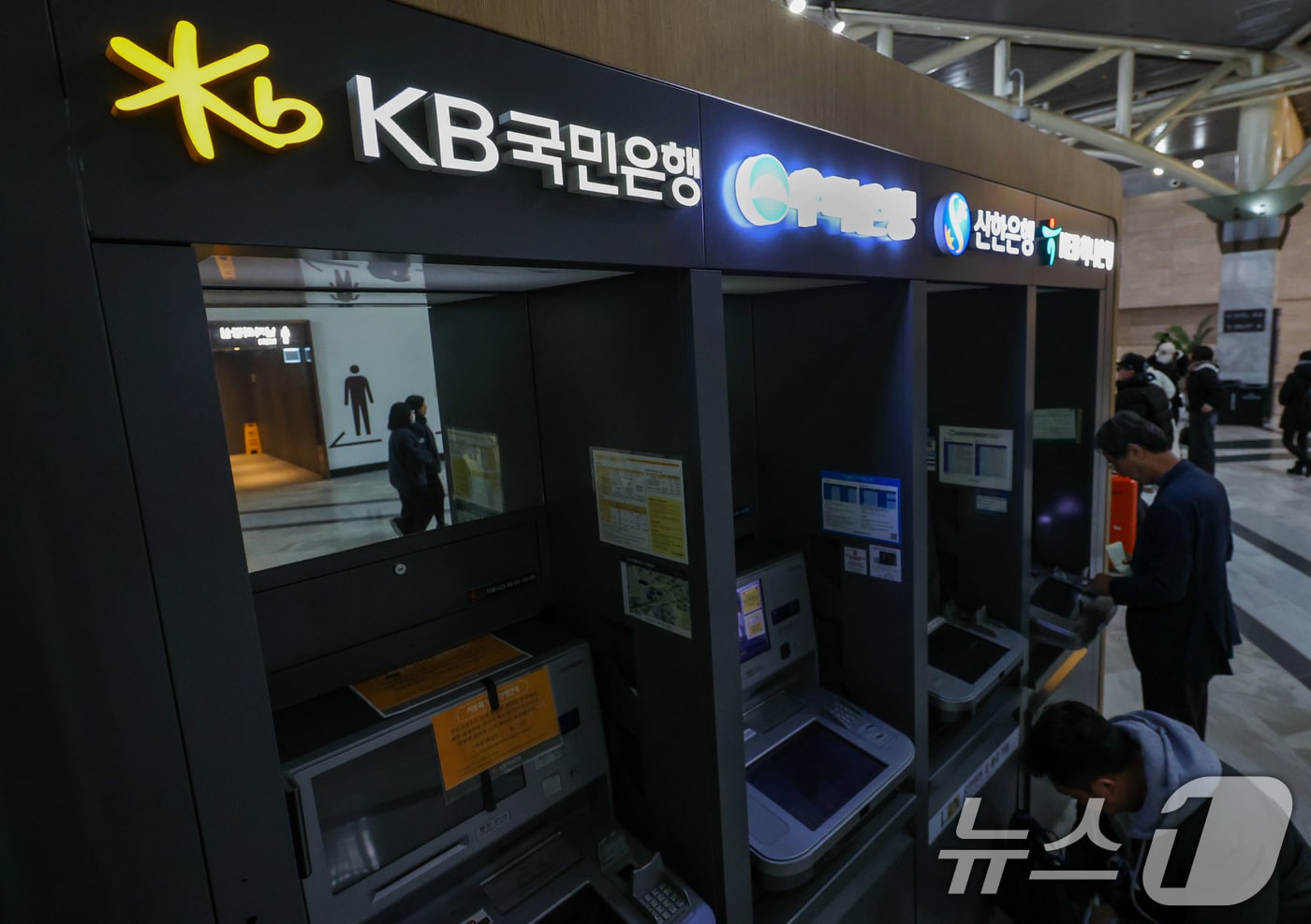 서울 시내에 설치된 시중은행 ATM 기기 모습. 2025.2.3/뉴스1 ⓒ News1 허경 기자