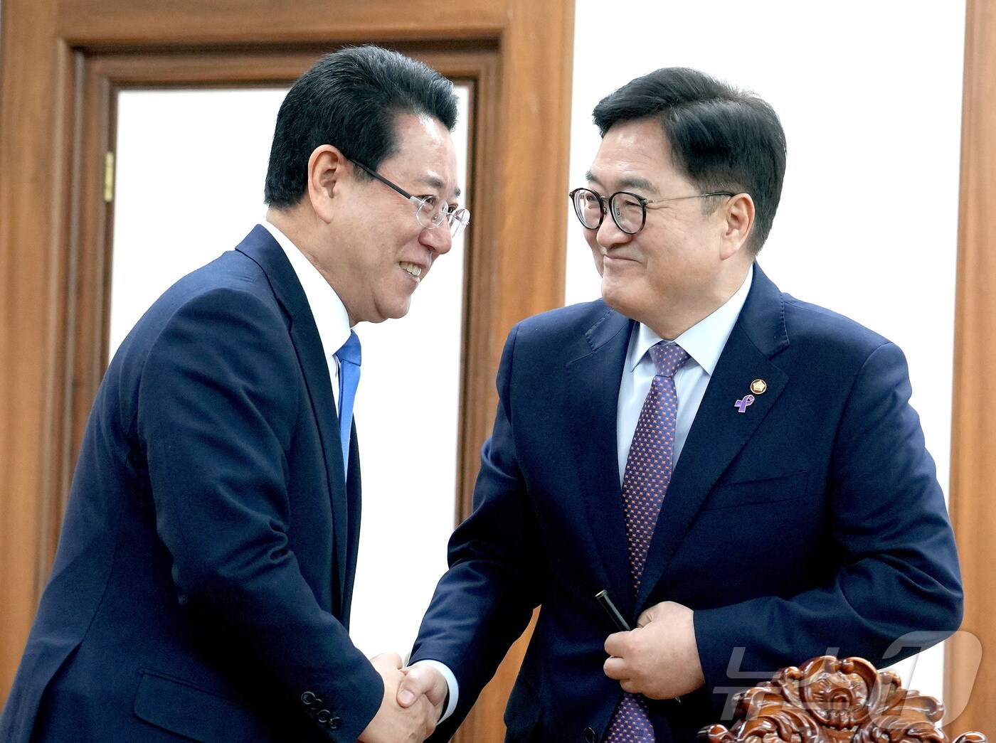 김영록 전라남도지사가 3일 오후 서울 국회에서 우원식 국회의장을 만나 전라남도 국립의과대학 설립 및 주요 현안 해결을 위한 건의 등 국회 차원의 협조를 요청하고 있다.&#40;전남도 제공&#41; 2025.2.3/뉴스1 ⓒ News1 전원 기자