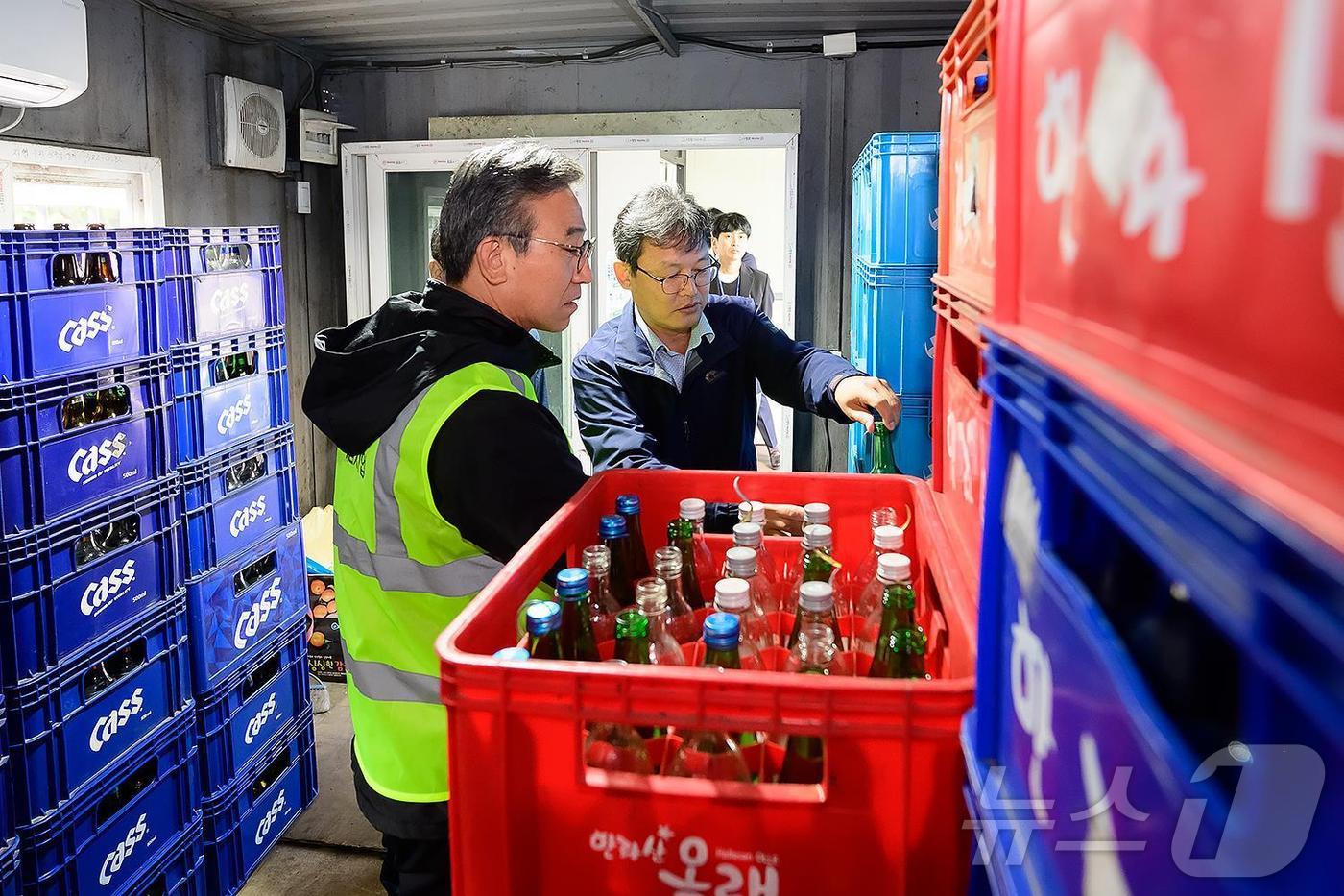 빈용기 반환수집소를 점검하는 오순문 서귀포시장(왼쪽).(서귀포시 제공)