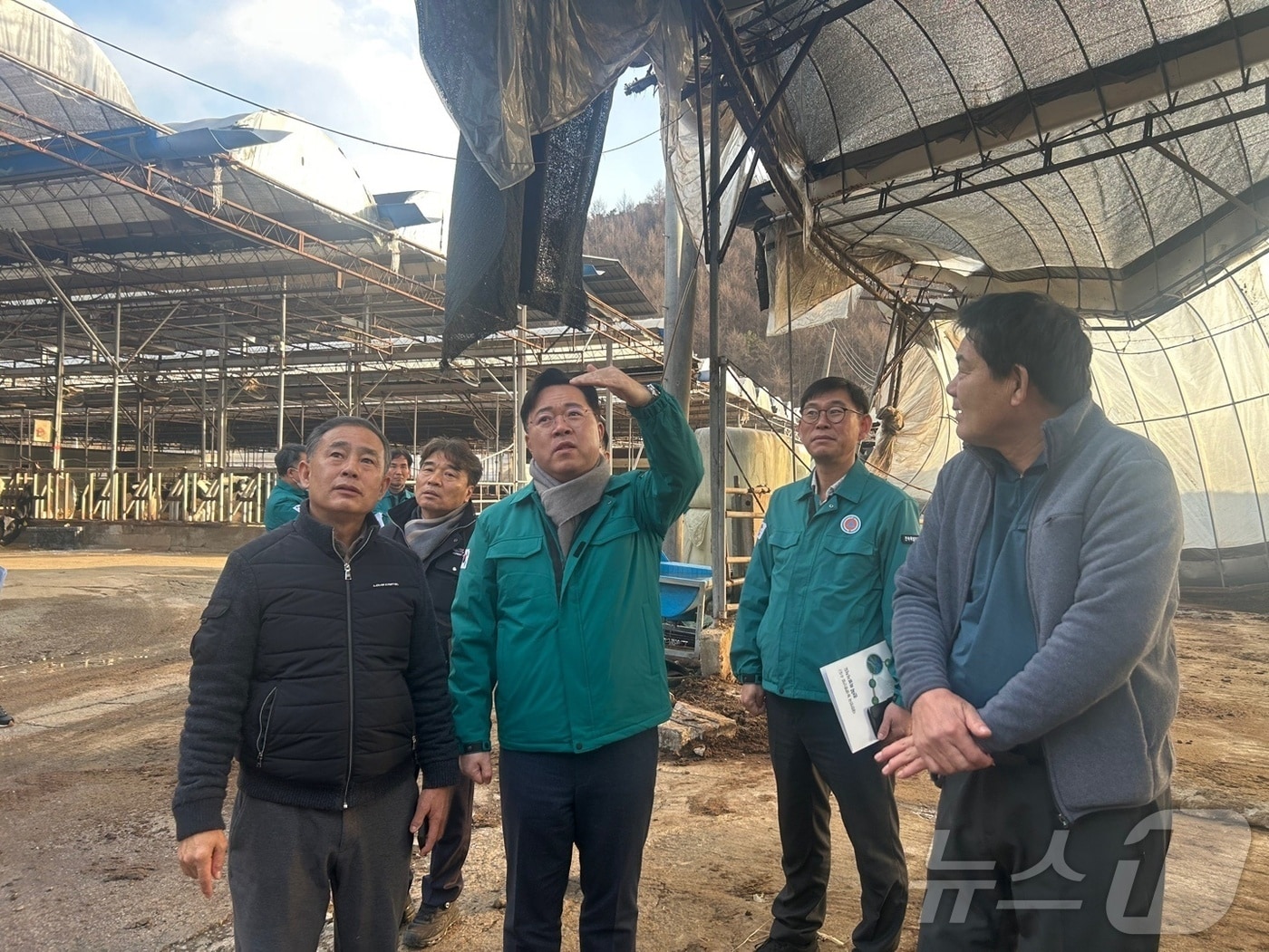 3일 최병관 전북자치도 행정부지사가 완주군 비봉면 소재 폭설 피해 축산농가를 찾아 복구 및 지원 대책을 논의하고 있다.(전북자치도 제공)/뉴스1