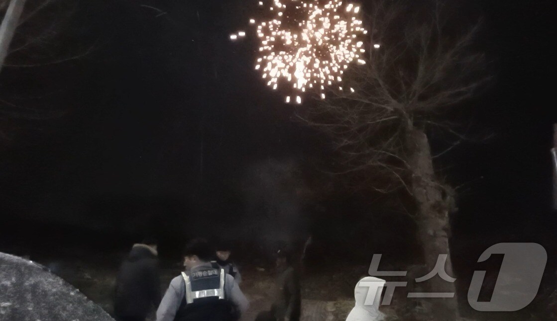 지난달 29일 밤 0시쯤 전남 영암군 삼호읍의 원룸가 일대에서 동시에 폭죽을 쏴 영암 경찰이 단속하고 있다.(전남 영암경찰 제공)2025.2.3/뉴스1