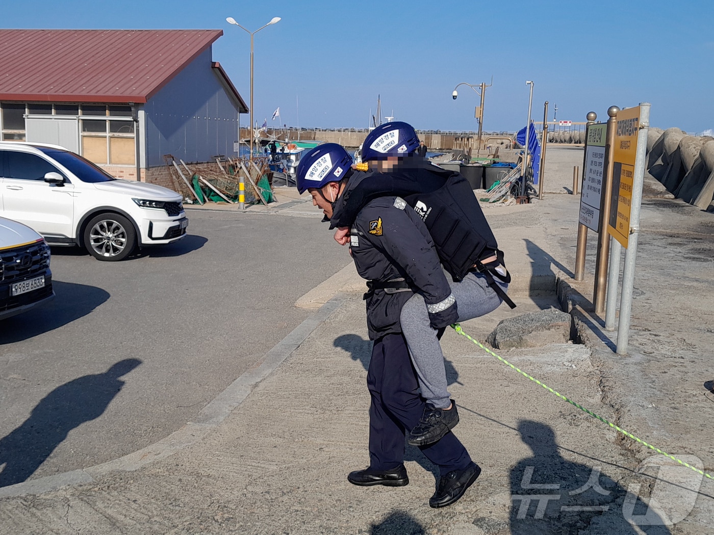 풍랑특보 속 테트라포드에 고립된 30대 남성 구조하는 속초해경 소속 경찰관.&#40;속초해경 제공&#41; 2025.2.3/뉴스1
