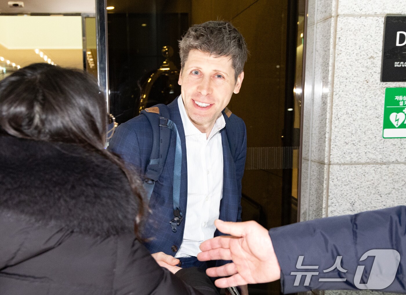 챗GPT 개발사 오픈AI의 샘 올트먼 최고경영자(CEO)가 3일 오후 서울 강서구 서울김포비즈니스항공센터를 통해 방한하고 있다. 올트먼 CEO는 오는 4일 이재용 삼성전자 회장과 최태원 SK그룹 회장, 정신아 카카오 대표, 김창한 크래프톤 대표 등을 만날 예정이다. (공동취재) 2025.2.3/뉴스1 ⓒ News1 신웅수 기자