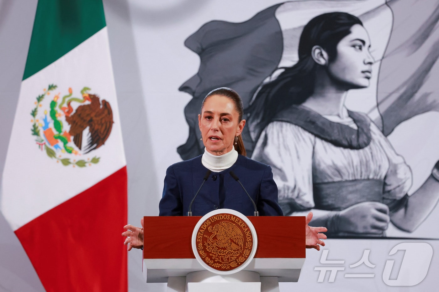 클라우디아 셰인바움 멕시코 대통령이 3일(현지시간) 멕시코 멕시코시티에서 기자회견을 갖고 미국의 대(對)멕시코 25% 관세 부과가 한달 유예됐다고 말하고 있다. 2025.02.03 ⓒ 로이터=뉴스1 ⓒ News1 김예슬 기자