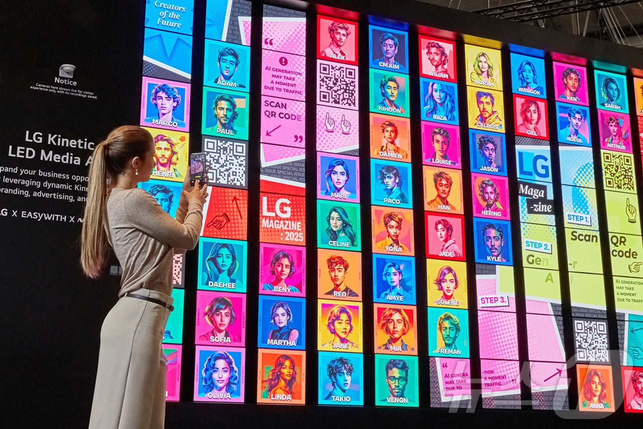 LG전자가 현지시간 4일부터 스페인 바르셀로나에서 열리는 상업용 디스플레이 전시회 ISE 2025에서 공간의 가치를 높이는 혁신 디스플레이 솔루션을 선보인다. 사진은 모델이 사진을 팝아트로 바꿔주는 생성형 AI 기술이 적용된 '키네틱 LED'의 QR코드를 스캔하는 모습. (LG전자 제공) 2025.2.4/뉴스1