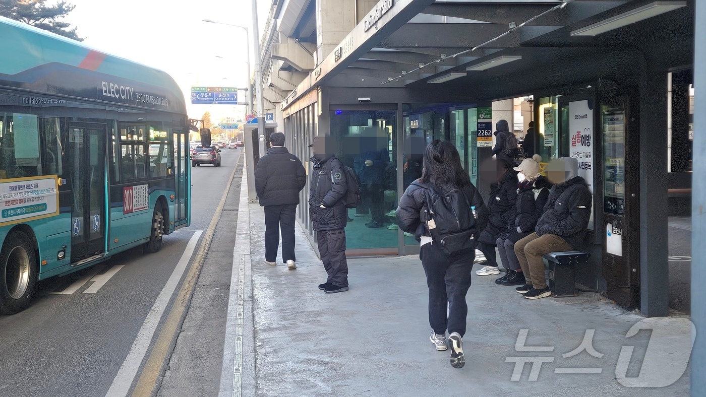  4일 오전 강원 남춘천역 앞 버스정류장에서 시민들이 강추위 속 버스를 기다리고 있다.2025.24 한귀섭 기자