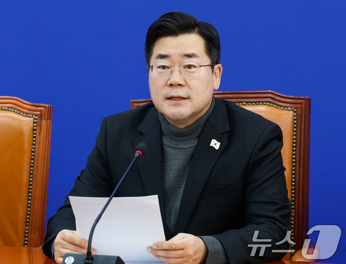 박찬대 더불어민주당 원내대표가 4일 오전 서울 여의도 국회에서 열린 원내대책회의에 참석해 모두 발언하고 있다. 2025.2.4/뉴스1 ⓒ News1 안은나 기자