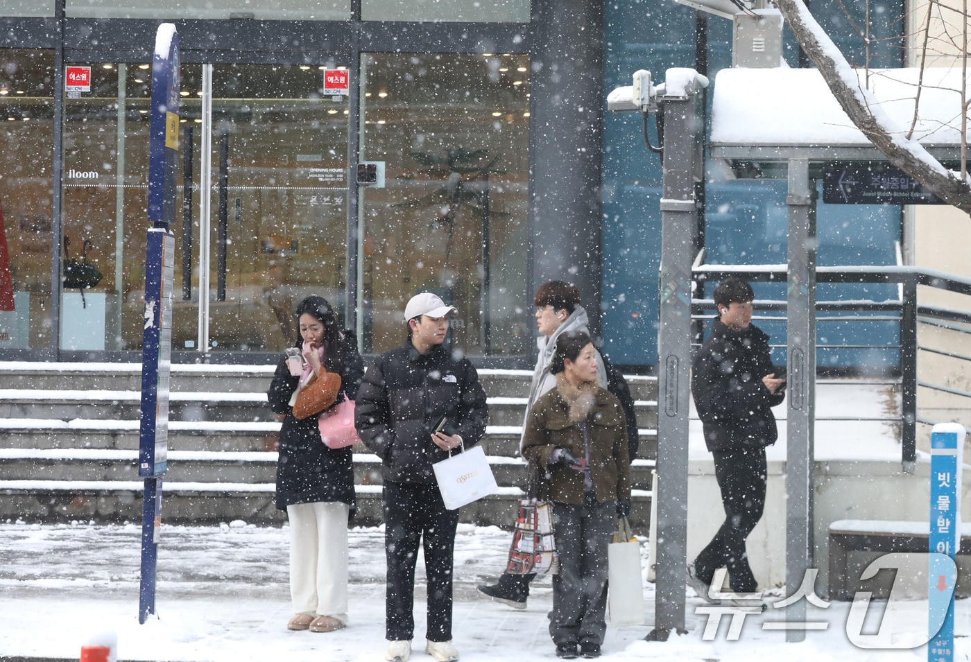 대설주의보가 발효된 지난 2월4일 오전 광주 남구 백운동 일대에서 시민들이 중무장한 채 대중교통을 기다리고 있다. 2025.2.4/뉴스1 ⓒ News1 박지현 기자