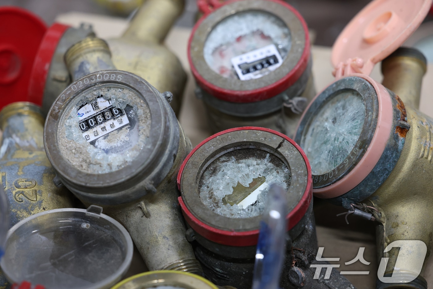 경기도 31개 시·군 전역에 한파특보가 내려진 4일 경기 수원시 장안구 수원시상수도사업소 창고에 동파된 수도계량기가 쌓여있다. 2025.2.4/뉴스1 ⓒ News1 김영운 기자