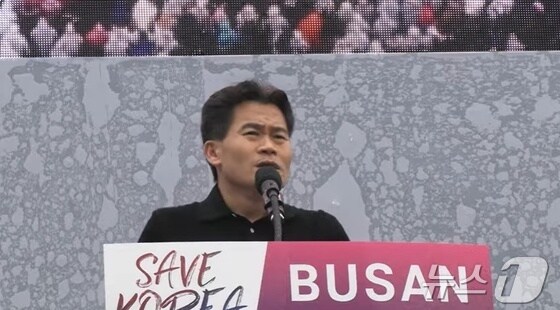 지난 1일 부산역 광장에서 열린 윤석열 대통령 탄핵 반대 집회 연사로 참석해 발언하고 있는 전한길 씨. (유튜브 갈무리)