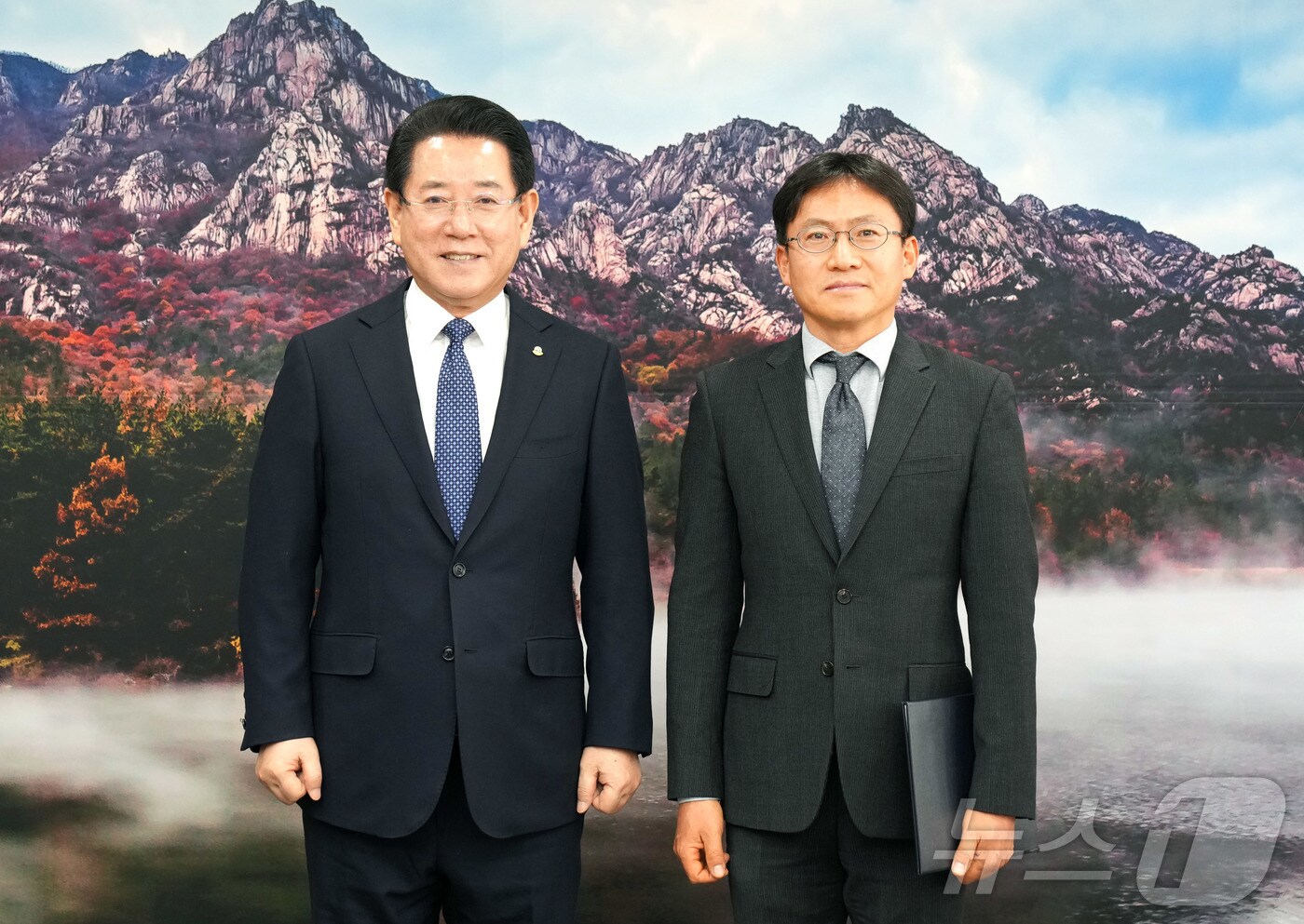 김영록 전라남도지사가 4일 도청 접견실에서 조해일 신임 산업협력관에게 임명장을 수여하고 기념촬영을 하고 있다.(전남도 제공) 2025.2.4/뉴스1 ⓒ News1 전원 기자