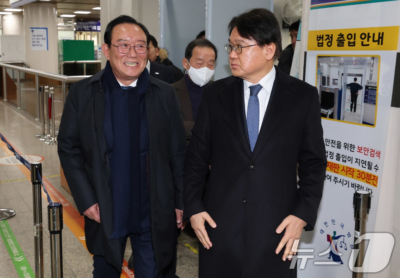 황운하 조국혁신당 원내대표와 송철호 전 울산시장이 지난 2월 4일 서울 서초구 서울고등법원에서 열린 문재인 정부 청와대의 ‘울산시장 선거 개입 의혹’ 항소심 선고를 마치고 나서고 있다. 2025.2.4/뉴스1 ⓒ News1 박세연 기자